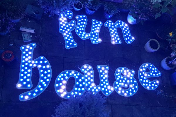 k1体育照明的娱光灯用在英国游乐装备展示